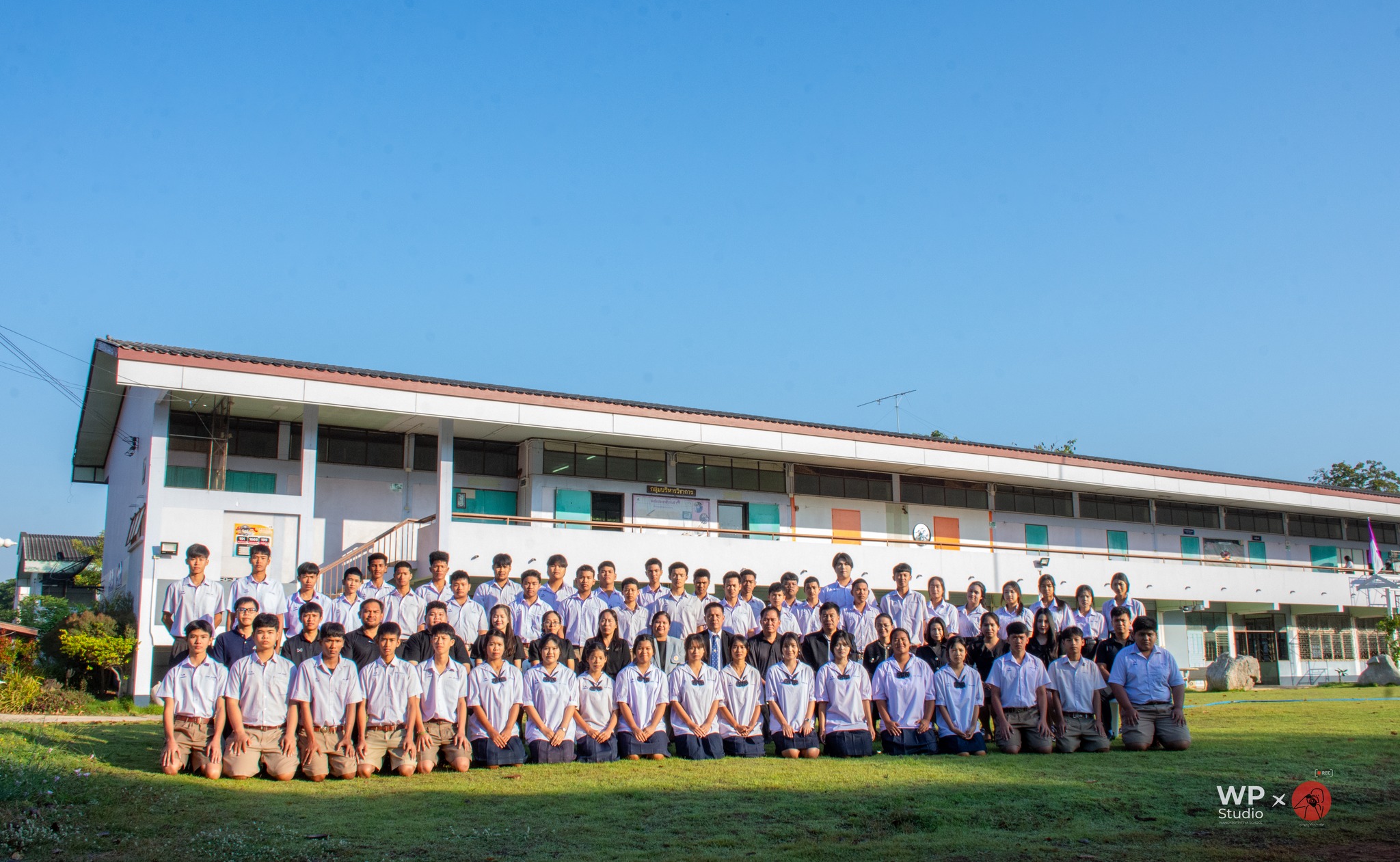 ภาพหมู่นักเรียนชั้นมัธยมศึกษาปีที่ 3 และ 6 ปีการศึกษา 2568