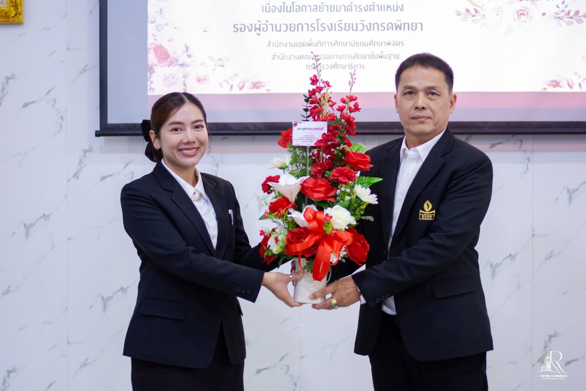 ต้อนรับรองเบญจรัตน์ ควรเสนาะ