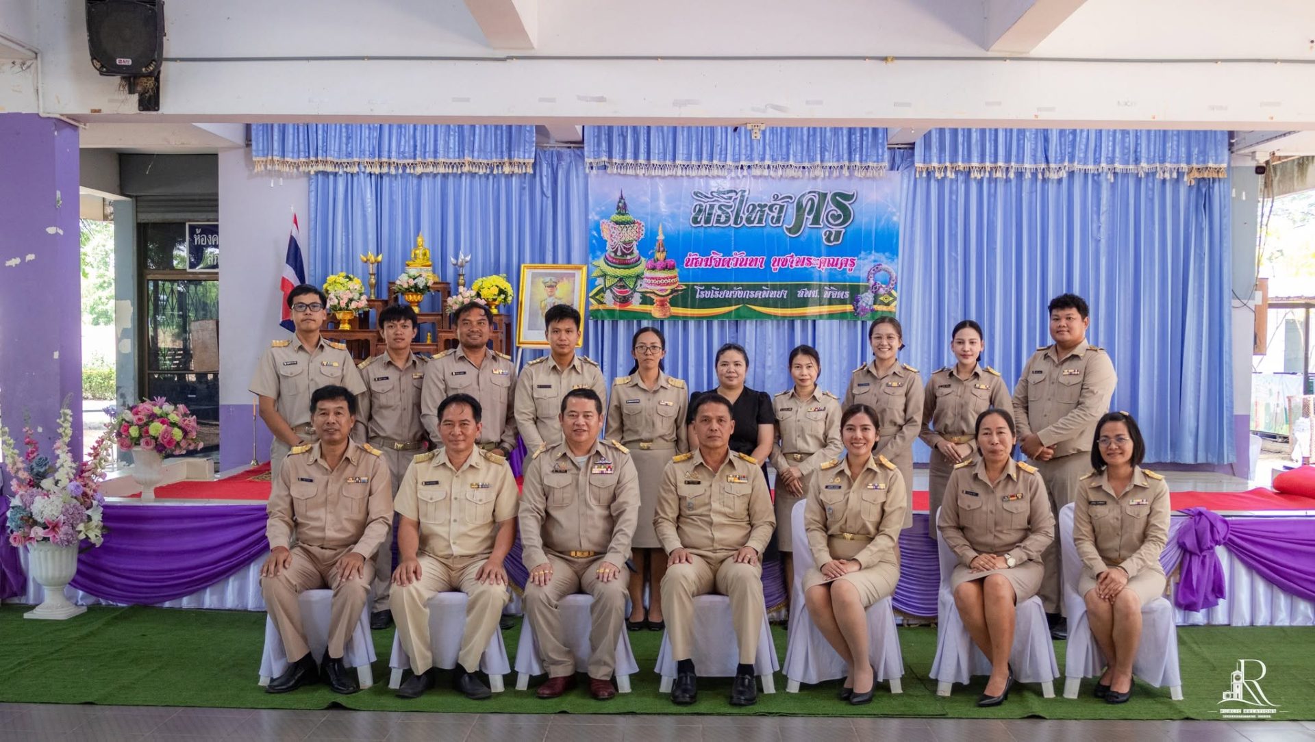 ภาพหมู่คณะครูนักเรียนโรงเรียนวังกรดพิทยาเนื่องในวันไหว้ครู ประจำปีการศึกษา 2569